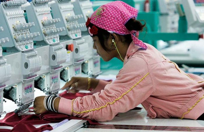 カンボジアの被服縫製工場、共同チームの立ち上げへ
