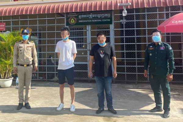 医師と偽り移動試み、中国人男性2人を拘束