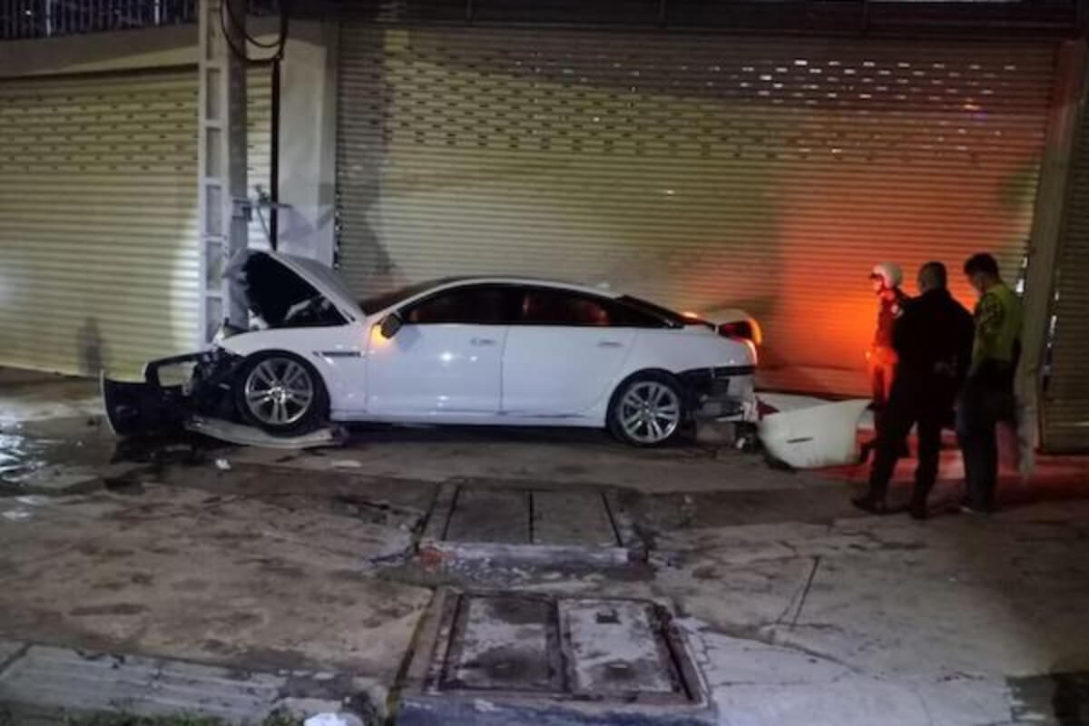 高級車・ジャガーが電柱に衝突　プノンペン
