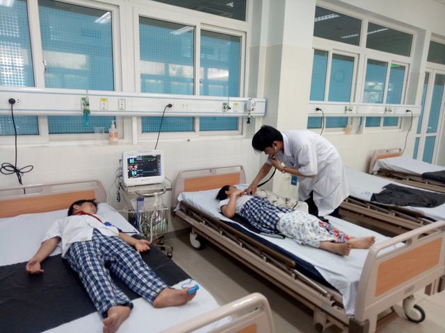 ミルクティーを飲み食中毒か、40人以上の生徒が搬送