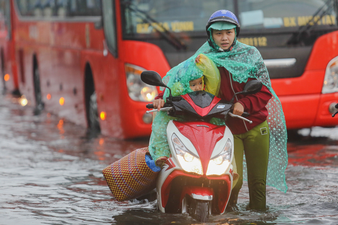 ホーチミン、週末の豪雨で交通マヒ