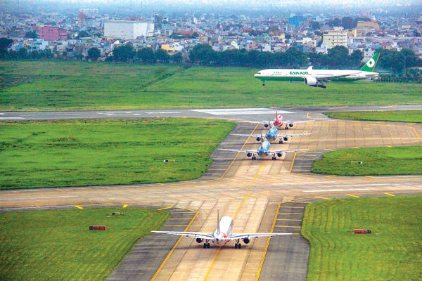 ハノイとホーチミン、空港滑走路閉鎖危機に