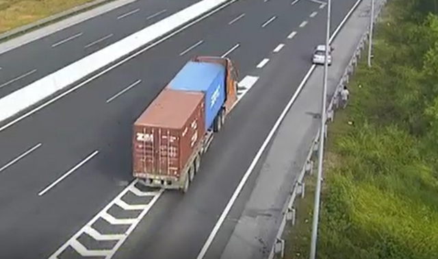 高速道路で1kmバック走行、検挙へ