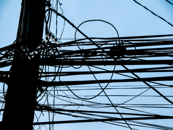 落下した電線が直撃、ホーチミンの路上カフェで男性感電死