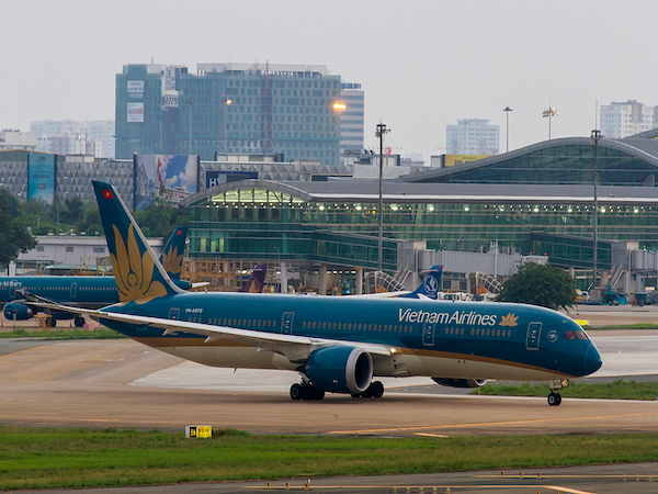 ホーチミンで関西行きの飛行機に穴あく、大幅に遅延