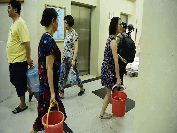 ハノイ、水道水の給水を停止 汚染を受けて