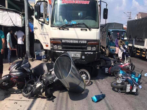 信号待ちのバイクにトラック突っ込み11人負傷