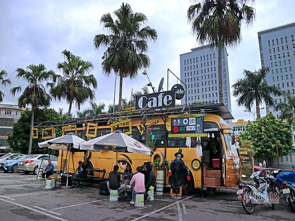 廃車バス、カフェに