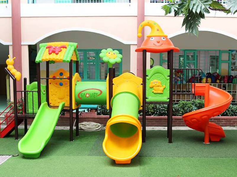 ハノイの幼稚園、滑り台に閉じ込められ3歳児童死亡