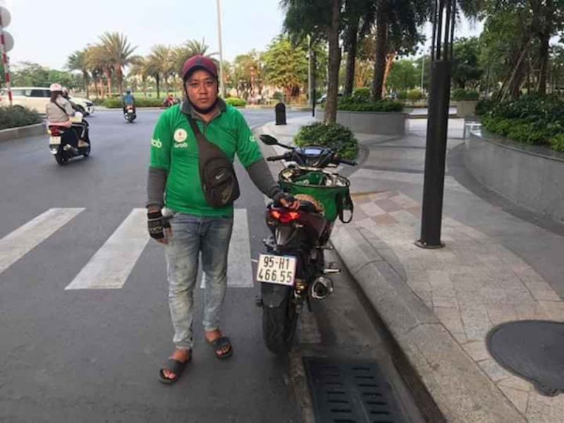 橋から飛び降りようとする女性、グラブバイク運転手が救う