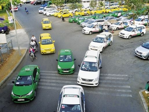 ビナサンタクシー ウーバー、グラブに対抗 配車サービスアプリ公開