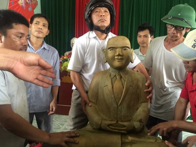 Thanh Hoa省で、エビの養殖池から奇妙な像が見つかる