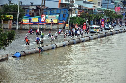 雨季明けにも関わらず浸水発生、市民を困らせる高潮