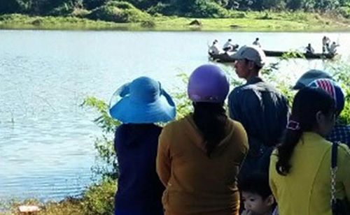 水力発電の貯水湖に船が沈み4人死亡