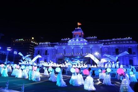 カラフルなニャチャンの海フェスティバルが6月中旬に開催
