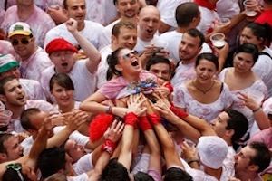 女性の胸を触ってボランティア!ダナンで異色の慈善祭が開催⁉