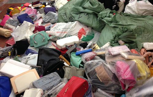 安い贅沢を求める消費者、偽物品の国内市場繁栄の起因に