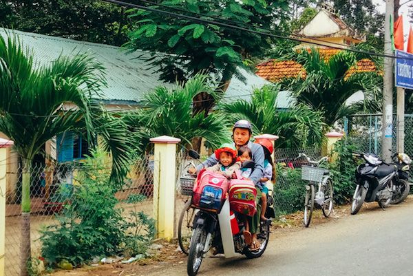 8年間、毎日60人の子供たちをバイクで学校まで送る男性