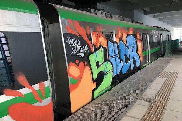 ハノイ、建設中の鉄道駅で列車に落書きを発見