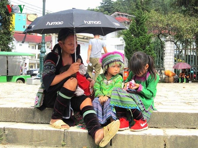 サパの通りで生活費を稼ぐ少数民族の子供たち