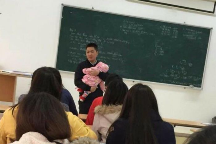 ハノイ工科大学の教授、試験中に生徒の赤ちゃんの世話をしたことで話題に