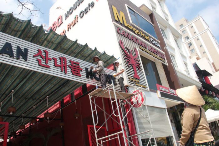 ダナン、お店の看板を埋め尽くす外国語の文字が問題に