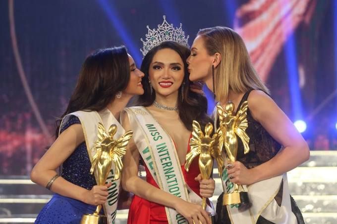 ベトナム人歌手、インターナショナル・トランスジェンダー美人コンテストで優勝