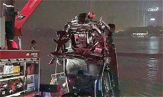 ハノイ、紅河から引き揚げられた車両から男女を発見