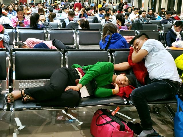 テト明けに航空需要ピークに、利用客は遅延に頭抱える