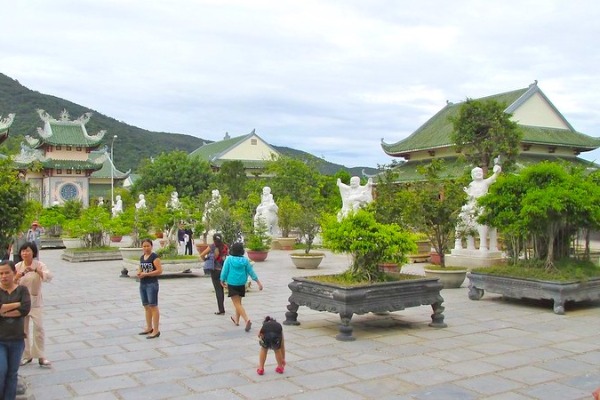 リンウン寺の庭園と境内