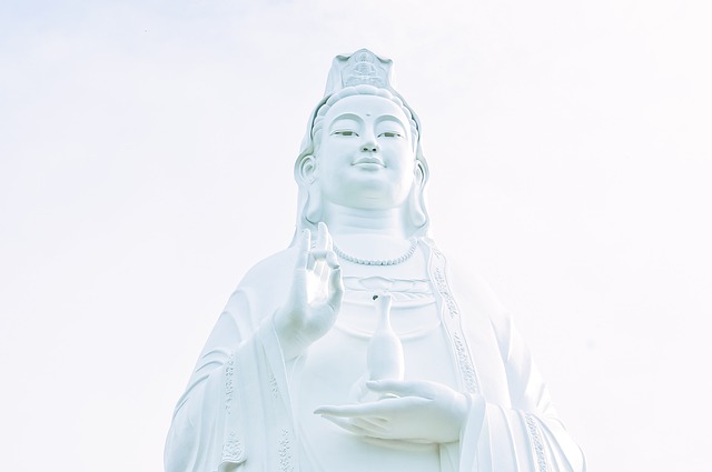 高さ67mと案内されているリンウン寺の観世音菩薩像
