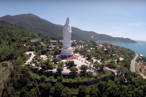 ソンチャ半島のリンウン寺に立つレディブッダ