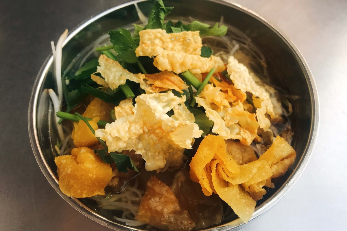 まるでお雑煮?! ホーチミンの老舗ビーガン料理店「クアンチャイ」