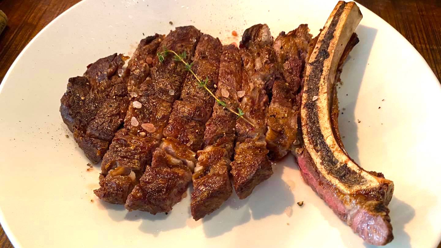 ホーチミン1区のNossa Steakhouseで提供されるステーキ
