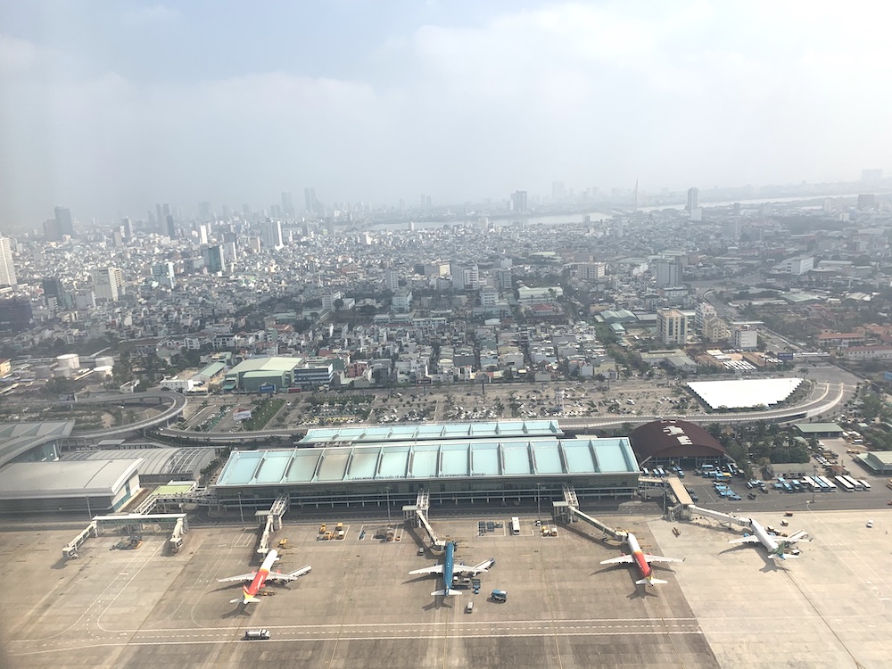 ダナンを離陸するVietravel Airlines便からの景色