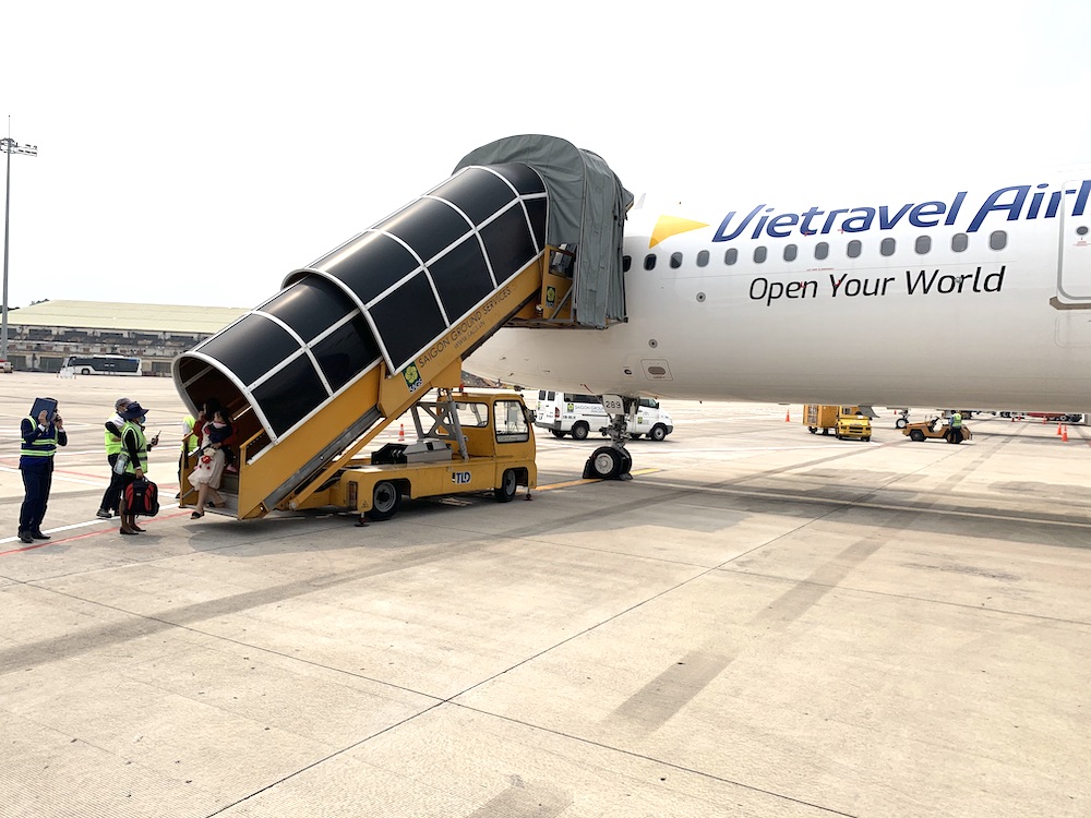タンソンニャット国際空港で沖止めとなったVietravel Airlines便