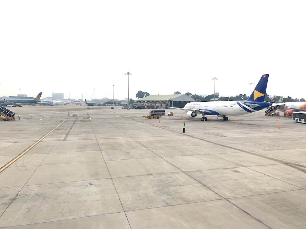 ホーチミンのタンソンニャット国際空港へ到着したVietravel Airlines便