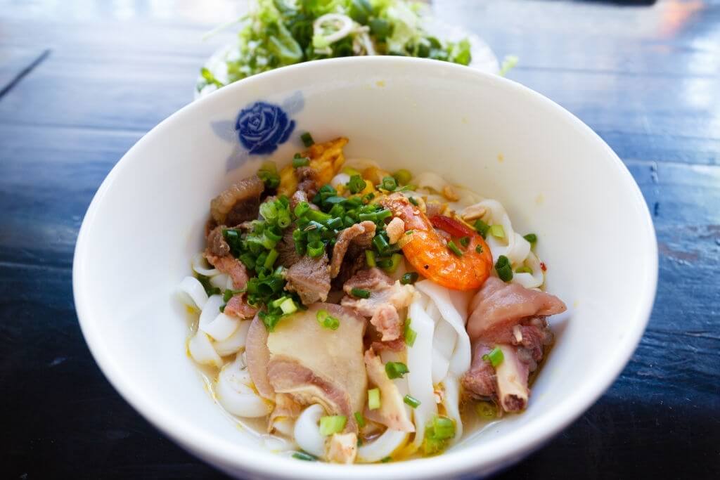 夜のバクダン通り周辺の飲食店