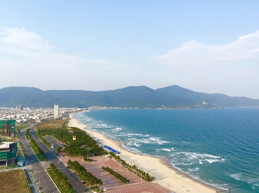 上空から見たダナンの海岸線とミーケビーチ周辺