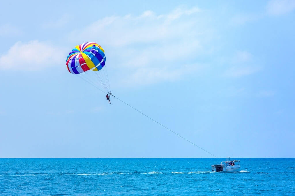 ダナンの海で楽しむパラセーリング
