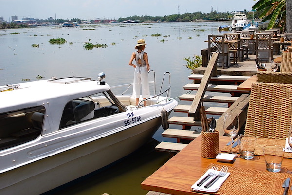 The Deck Saigonのサイゴン川沿いのテラス