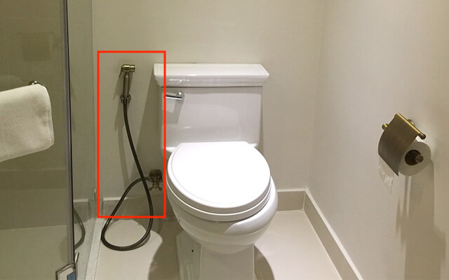 ベトナムの便器横に設置された手動トイレシャワー
