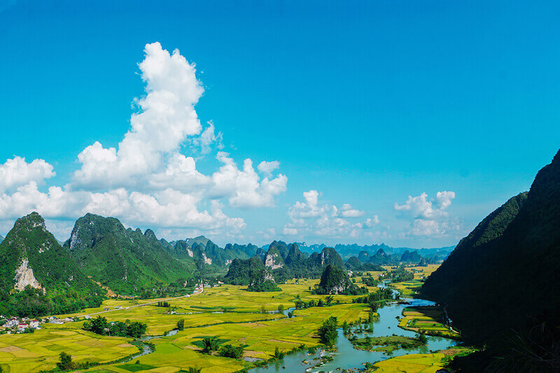 ノンヌオック・カオバン世界ジオパークの山岳風景