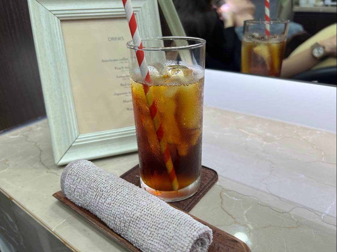 施術中のドリンクとクッキー