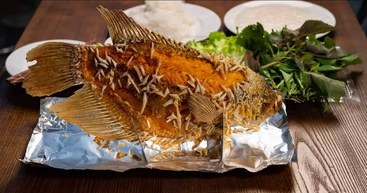 メコンデルタ名物のcá tai tượng chiên xù