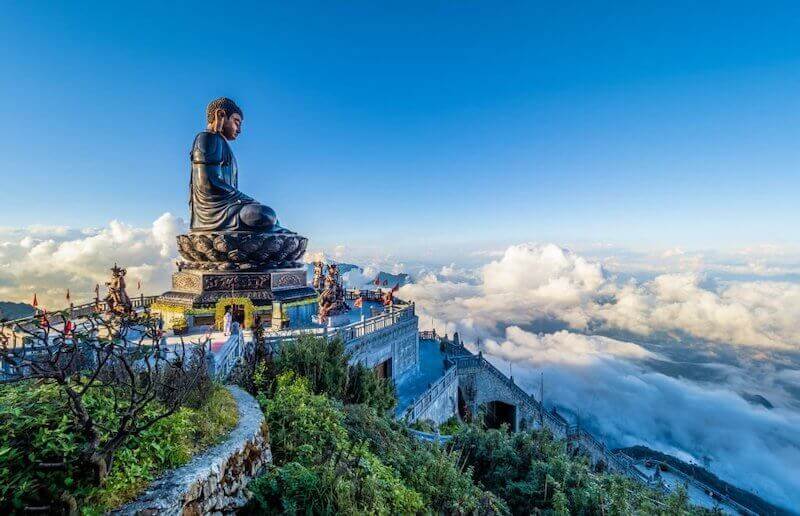 ファンシーパン山頂付近の仏像と景観