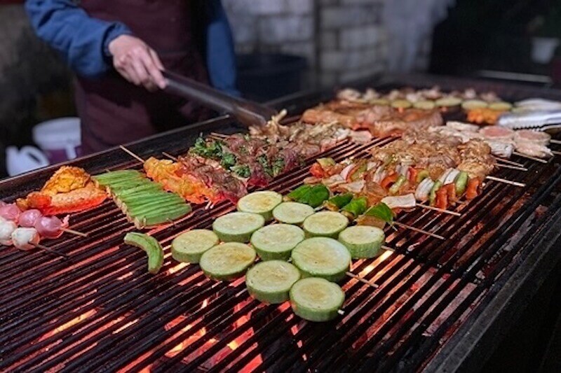 サパの屋台で楽しめる炭火串焼き