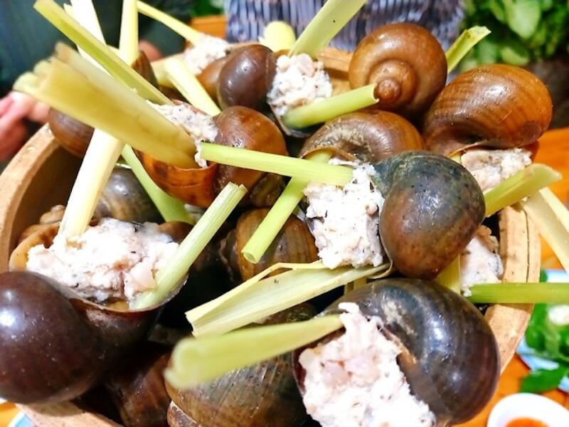 オックブオウニョイティット（Ốc bươu nhồi thịt）