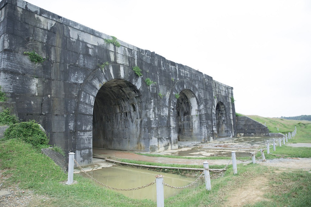 胡朝の城塞の石造りの城門