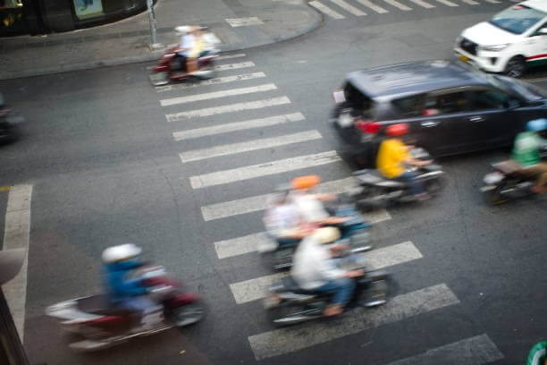 ベトナムのバイク交通が多い交差点